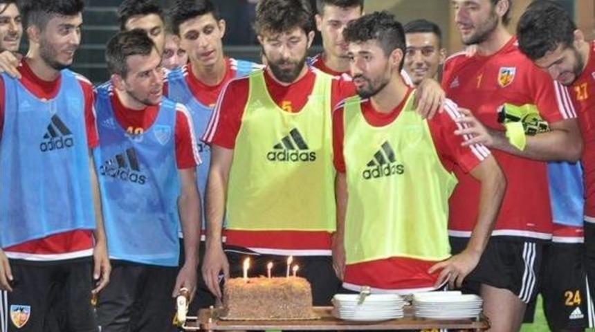 Kayserisporlu Furkan &Ouml;z&ccedil;al&rsquo;ın Doğum G&uuml;n&uuml; Antrenmandan Sonra Kutlandı