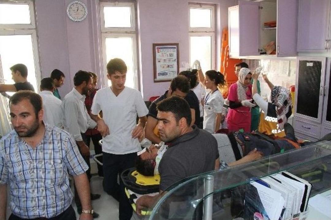 Trakt&ouml;rle Tır &Ccedil;arpıştı: 4 Yaralı