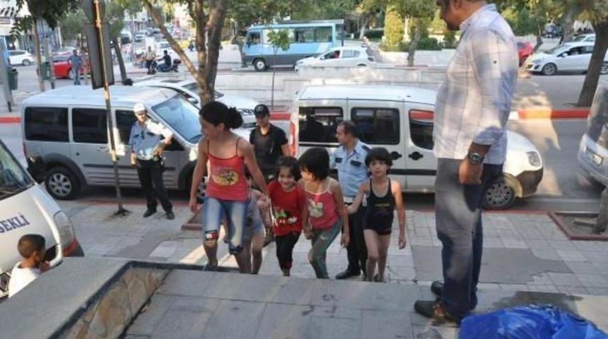 Suriyeli Ka&ccedil;ak &Ccedil;ocuklar El Ele Tutuşarak Emniyete Girdi