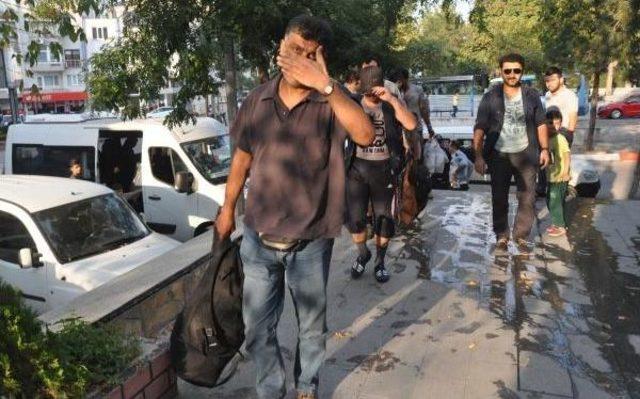 Suriyeli Ka&ccedil;ak &Ccedil;ocuklar El Ele Tutuşarak Emniyete Girdi 3