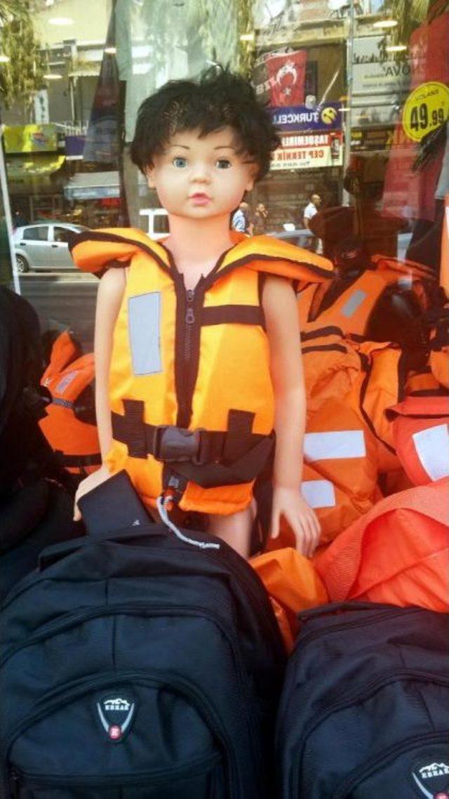 Oyuncak Bebeği Ile Geldi 1