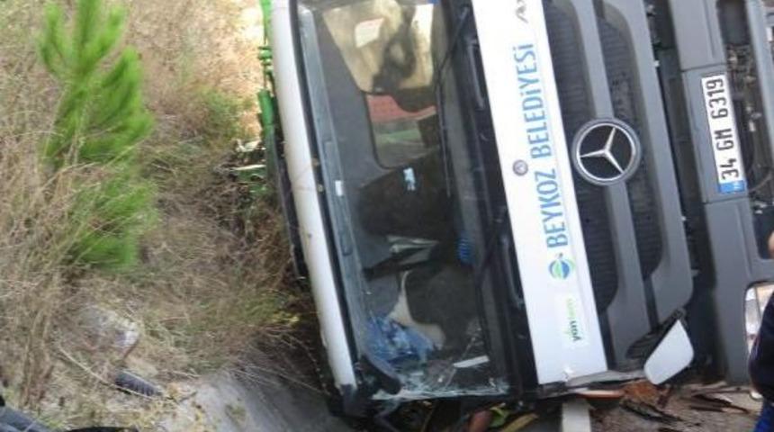 Beykoz'da &Ccedil;&ouml;p Kamyonu Devrildi..1 &Ouml;l&uuml;..