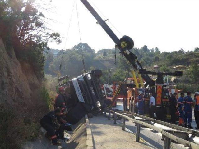 Beykoz'da Çöp Kamyonu Devrildi..1 Ölü..