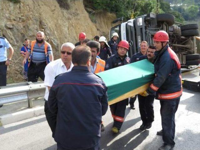 Beykoz'da Çöp Kamyonu Devrildi..1 Ölü..