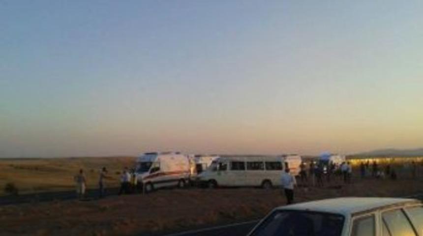 Yolcu Minib&uuml;s&uuml; Yan Yattı: 13 Yaralı