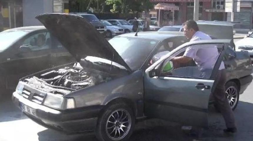 Yanan Otomobilini Kova Ile Su Taşıyarak S&ouml;nd&uuml;rd&uuml;