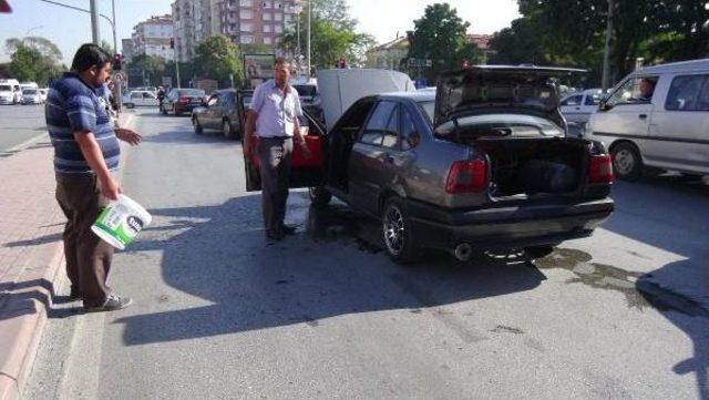 Yanan Otomobilini Kova Ile Su Taşıyarak Söndürdü