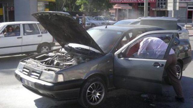 Yanan Otomobilini Kova Ile Su Taşıyarak Söndürdü