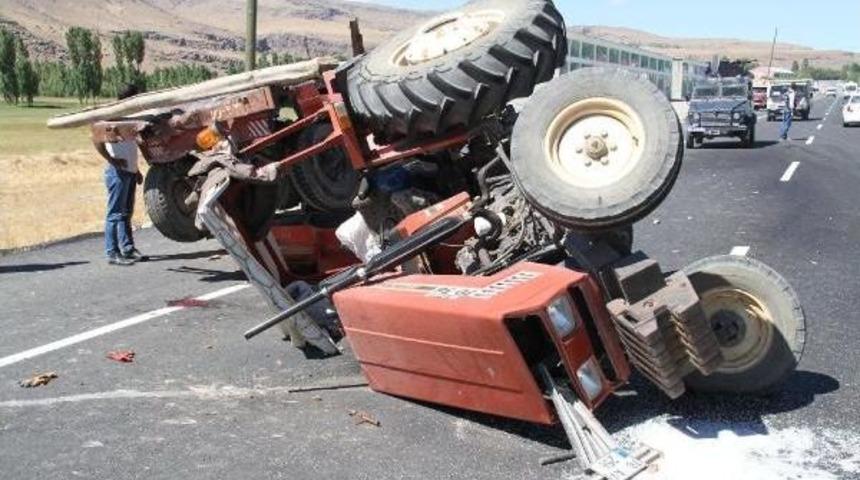 Van'da Trakt&ouml;r Ile Tır &Ccedil;arpıştı: 4 Yaralı
