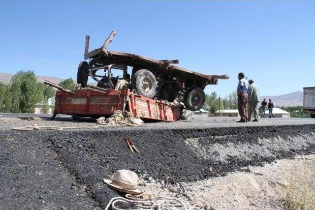 Van'da Traktör Ile Tır Çarpıştı: 4 Yaralı