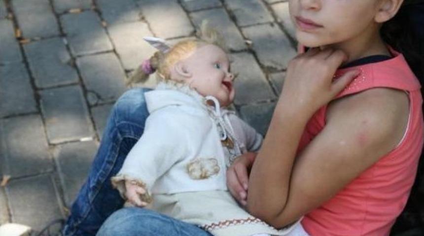 Syrian Girl Waits For &ldquo;Journey Of Hope&rdquo; With Her Doll In Hands