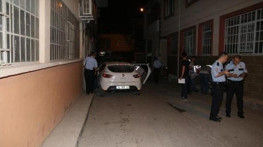 Otomobil S&uuml;r&uuml;c&uuml;s&uuml;n&uuml; &Ouml;ld&uuml;rd&uuml;, Ara&ccedil; Durunca Inerek Ka&ccedil;tı