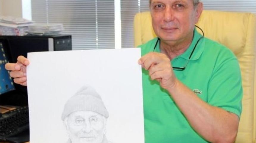 Profes&ouml;r, Hastalarının Kara Kalem Resimlerini Yapıyor