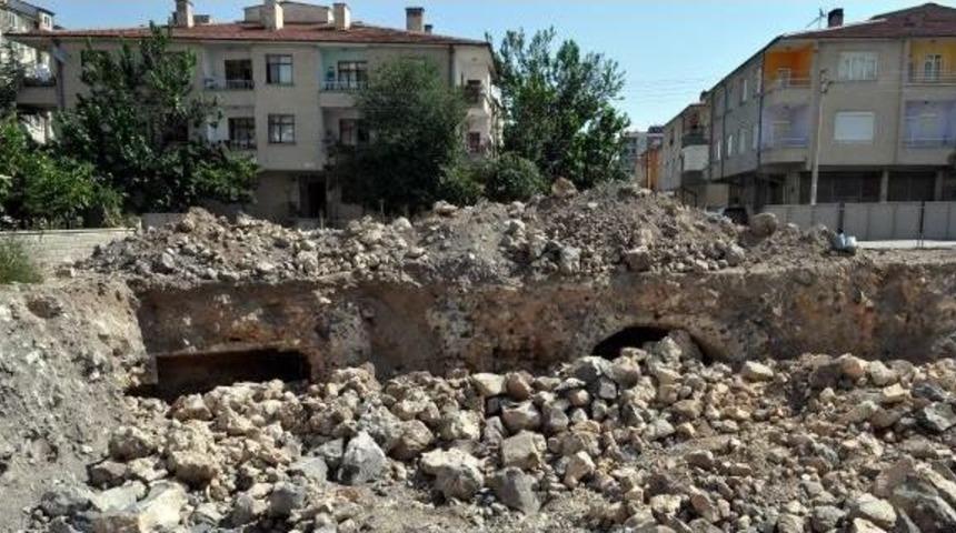 İnşaatın Temel Kazısında Tarihi Yapı Ortaya &Ccedil;ıktı