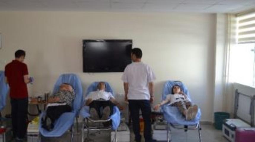 Aile Ve Sosyal Politikalar İl M&uuml;d&uuml;rl&uuml;ğ&uuml; Personeli&rsquo;nden Kızılaya Kan Bağışı