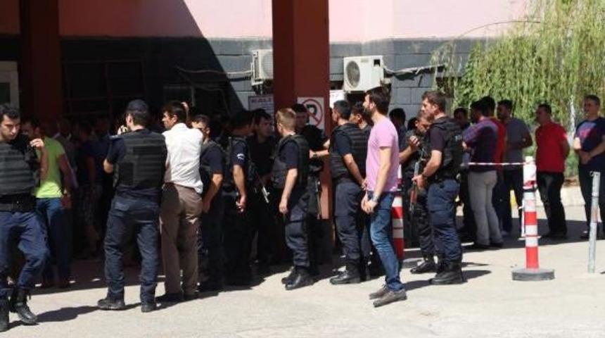 Pkk'lılar Uzman &Ccedil;avuşun Bulunduğu Araca Ateş A&ccedil;tı: S&uuml;r&uuml;c&uuml; &Ouml;ld&uuml;, Uzman &Ccedil;avuş Ve Bir &Ccedil;ocuk Yaralı