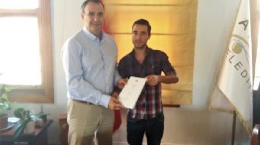 Tez Olarak Hazırladığı Ayvalık Tarihi Kitabını Başkan Gen&ccedil;er&rsquo;e Hediye Etti