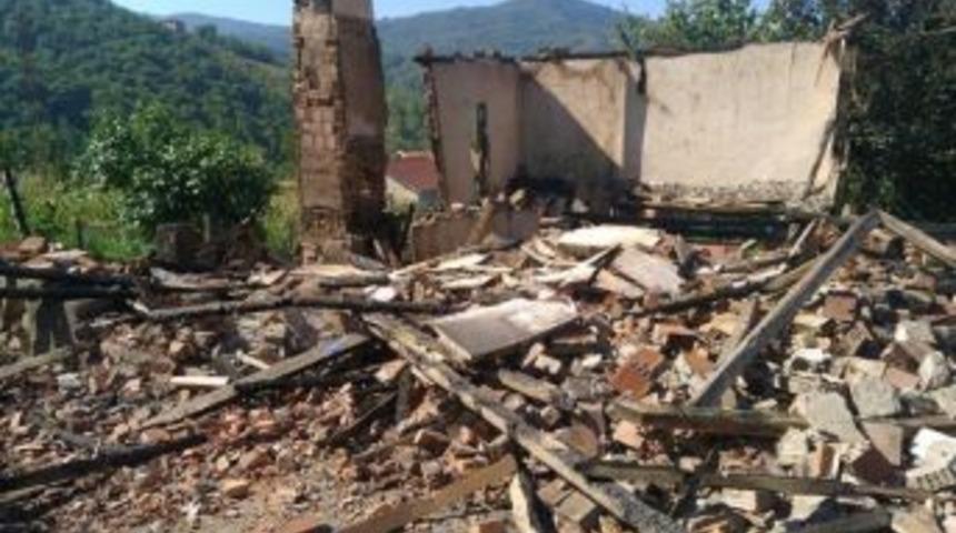 3 Katlı Ahşap Ev K&uuml;l Oldu