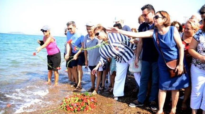 Minik Aylan'ın Can Verdiği Yerde Denize &Ccedil;elenk Bırakıldı