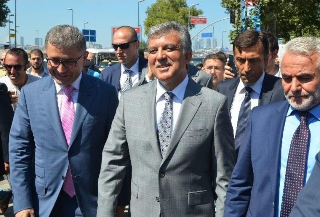 Abdullah G&uuml;l&rsquo;e Cuma Namazı Sonrası Yoğun İlgi