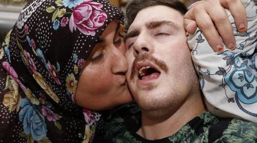 7 Yıldır İsmini Dahi Bilmediği Fel&ccedil;li &Ccedil;ocuğa Bakan G&uuml;ls&uuml;m Anne&rsquo;den Macar Başbakana İnsanlık Dersi