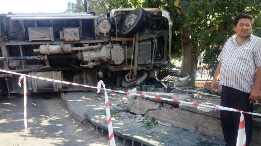 İzmir&rsquo;de Freni Boşalan Kamyon Devrildi