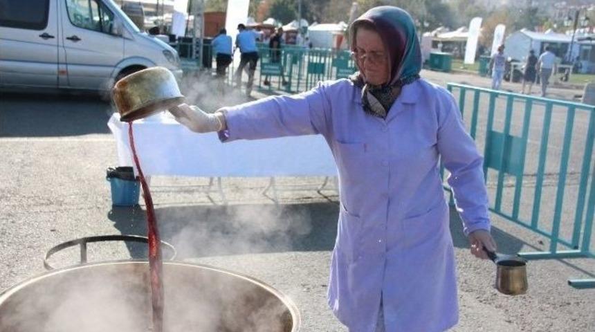 Kazanlarda Kaynatılan &Uuml;z&uuml;m Pekmezi Vatandaşa İkram Edildi