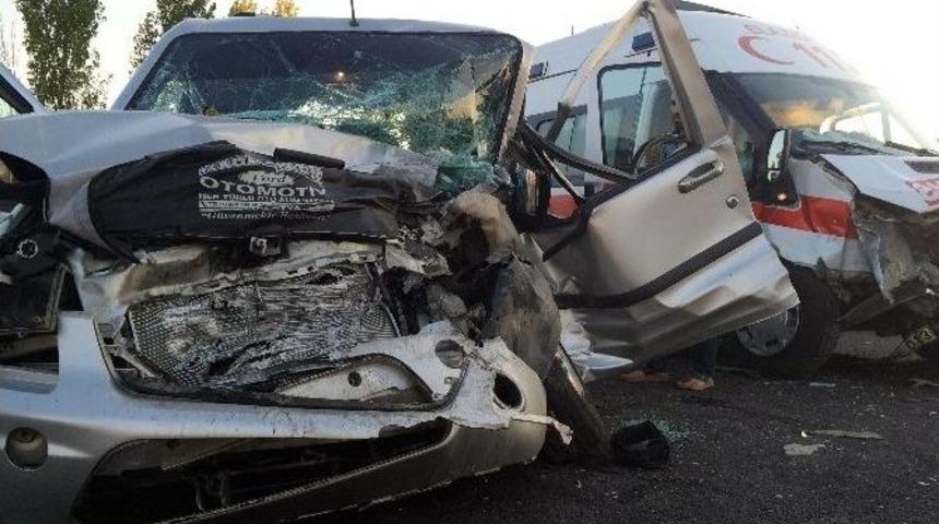 Ambulans İle Ticari Aracın Karıştığı Kazada 1 Kişi Hayatını Kaybetti