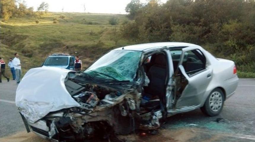 Minib&uuml;s İle Otomobil &Ccedil;arpıştı: 1 &Ouml;l&uuml;, 2 Yaralı