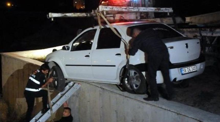 Askıda Kalan Otomobili Ahtapot &Ccedil;ekici Kurtardı