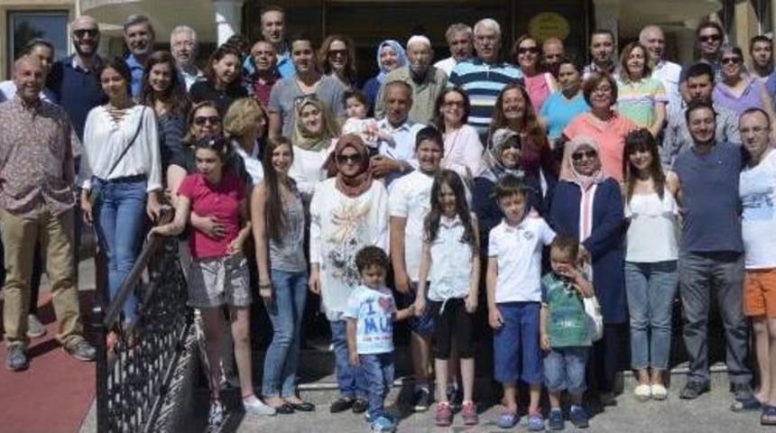 100 Yaşına Giren Taş Ustası &Ouml;mer Dedeye Soy Ağacı Pastalı Kutlama