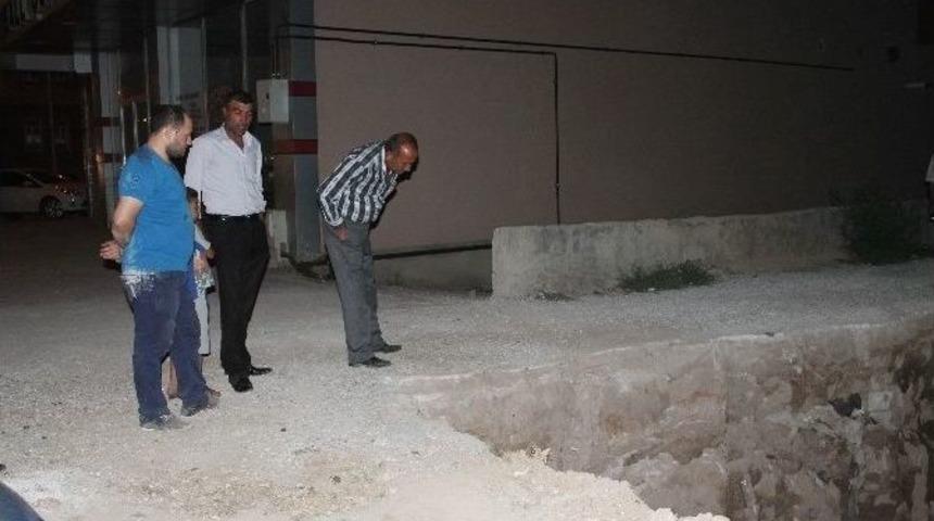 İnşaat &Ccedil;ukuruna D&uuml;şen Gen&ccedil; Kız Yaralandı