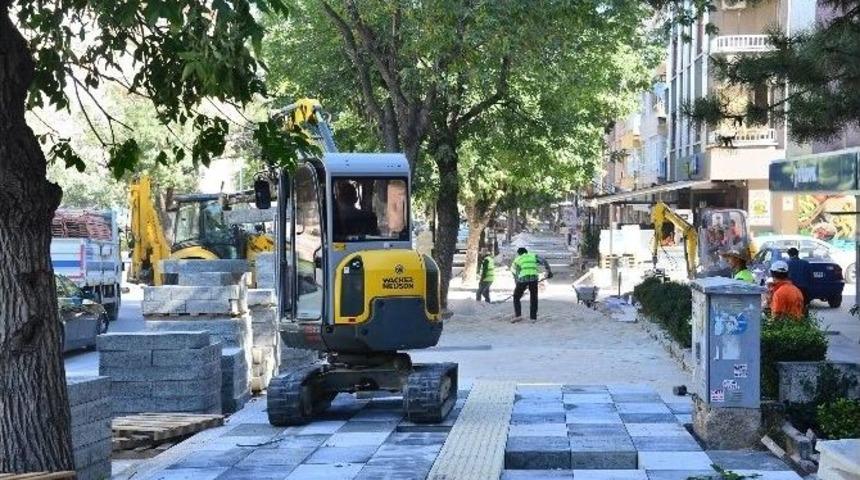 Bah&ccedil;elievler Ve Emek&rsquo;te Kaldırımlar Yenileniyor