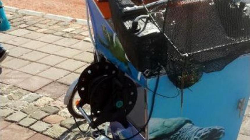 Hobi Tutkunu Doktorun Insansız Deniz Ara&ccedil;ları &Ccedil;&ouml;pleri Topluyor