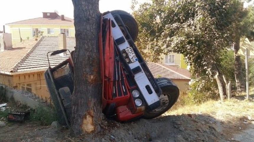 Freni Boşalan Vin&ccedil; Evin &Ouml;n&uuml;ne Devrildi