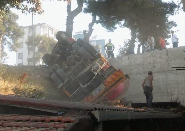 Freni Boşalan Vinç Evin Önüne Devrildi