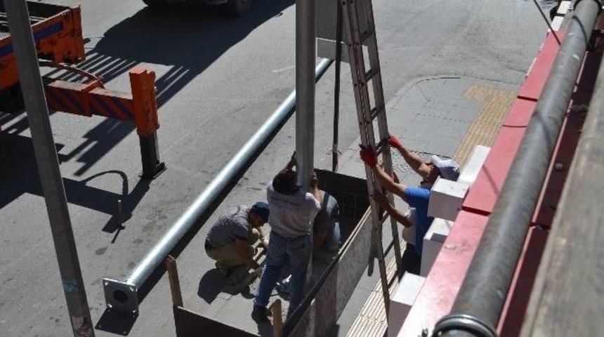 Osmanlı Motifli Işıklandırma Sisteminin Direkleri Yerlerine Monte Edildi