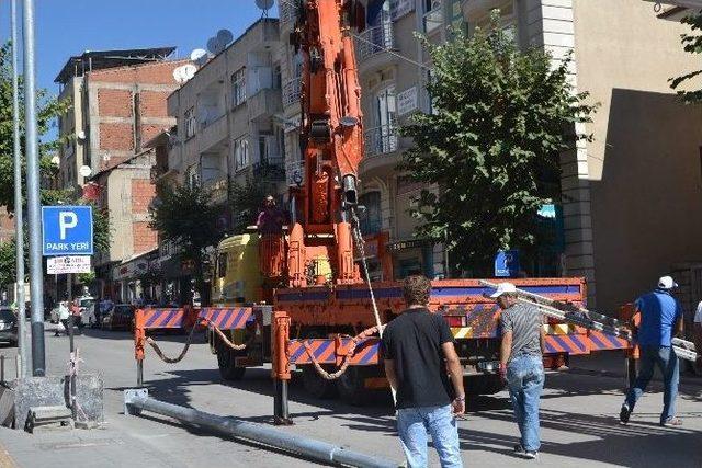 Osmanlı Motifli Işıklandırma Sisteminin Direkleri Yerlerine Monte Edildi 1