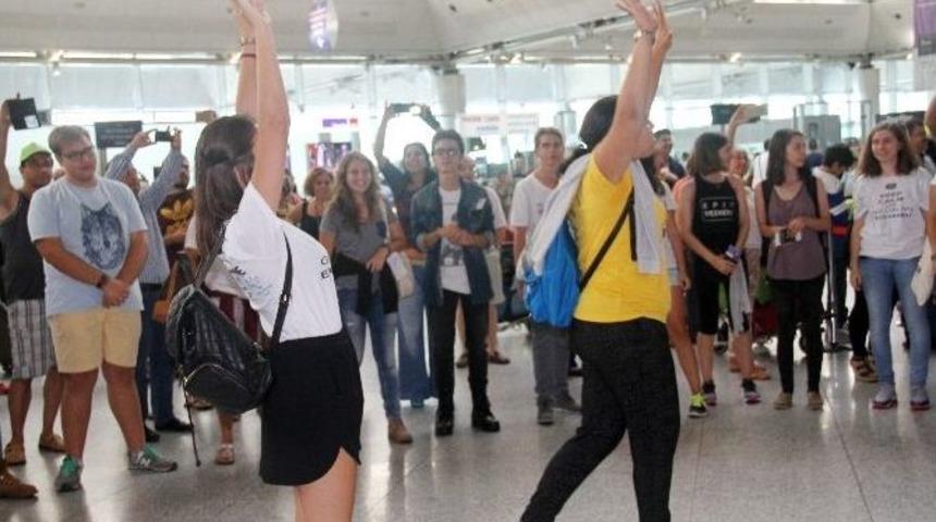 &Ouml;ğrencilerden Atat&uuml;rk Havalimanı&rsquo;nda Renkli Dans G&ouml;sterisi