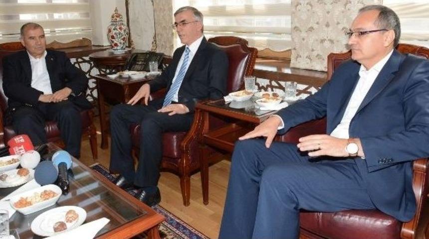 Se&ccedil;imde Elektrik Kesintilerine Helikopterli &Ouml;nlem