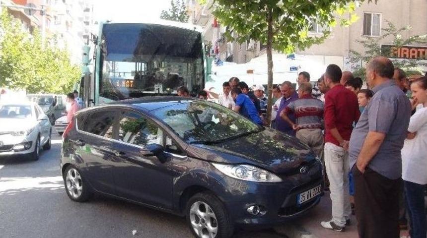 Halk Otob&uuml;s&uuml; Otomobile &Ccedil;arptı