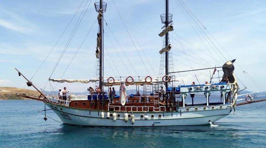 Bodrum'da can pazarı: Botları batan göçmenleri tur teknesi kurtardı