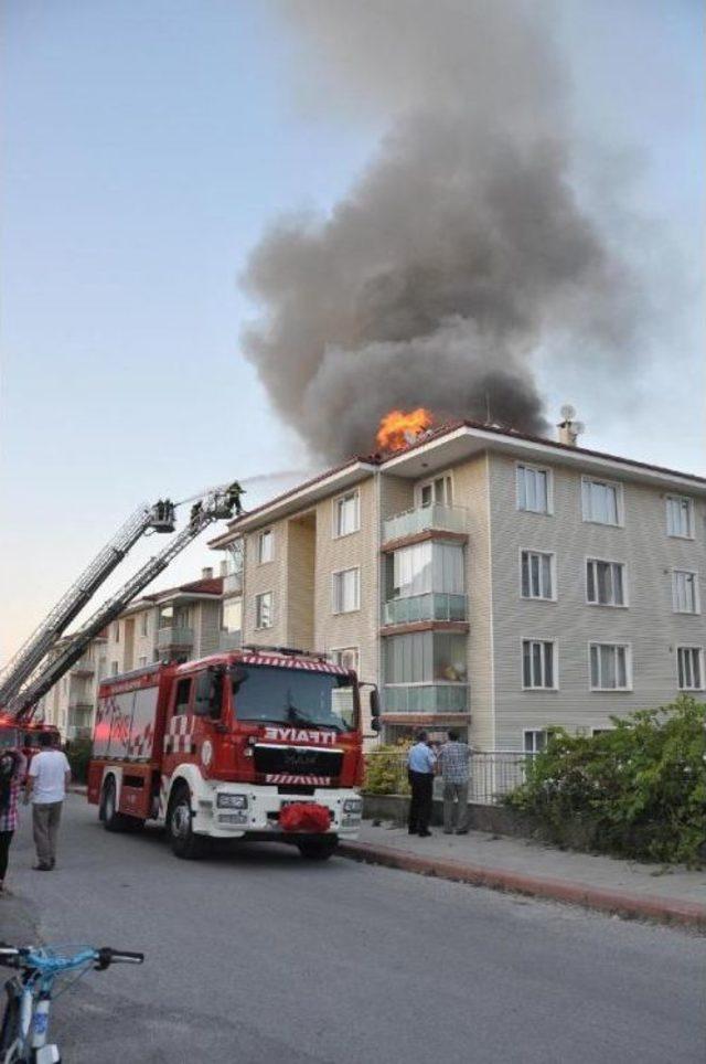Apartman Çatısı Yangınında Yaralanan Itfaiye Eri Kurtarılamadı
