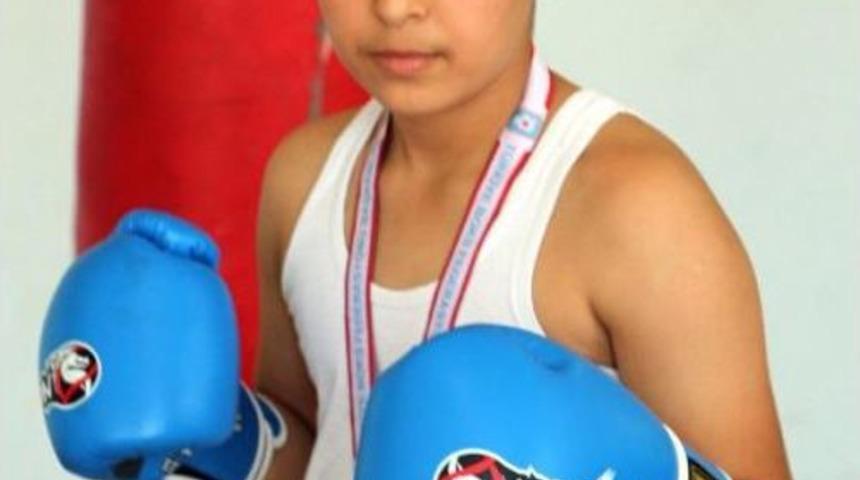 Silopili 12 Yaşındaki Hamza, Boksta T&uuml;rkiye 3'&uuml;nc&uuml;s&uuml; Oldu