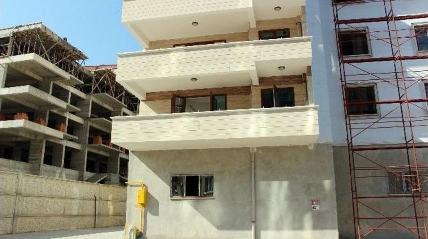 Ev Almak İ&ccedil;in Daire Bakan &Ccedil;iftin &Ccedil;ocukları Pencereden D&uuml;şt&uuml;