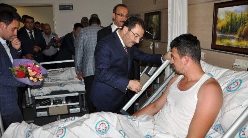 İ&ccedil;işleri Bakanı Altınok, Muş&rsquo;ta Yaralı Askerleri Ziyaret Etti