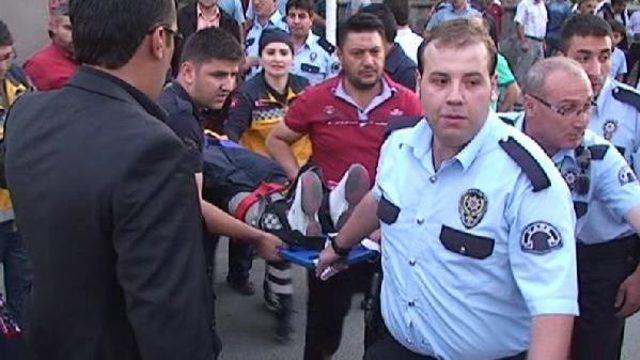 Hasta Almaya Giden Ambulans Kavşakta Otomobil Ile Çarpıştı: 4 Yaralı