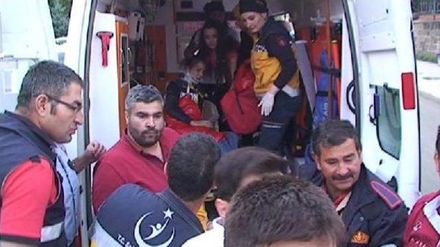 Hasta Almaya Giden Ambulans Kavşakta Otomobil Ile Çarpıştı: 4 Yaralı