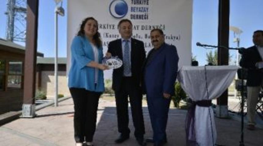 T&uuml;rkiye Beyazay Derneğinden Rekt&ouml;re Anlamlı Hediye