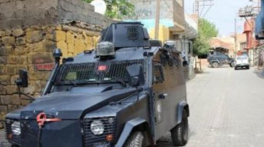 Diyarbakır&rsquo;da Polise Roketli Saldırı: 1 Şehit, 2 Yaralı